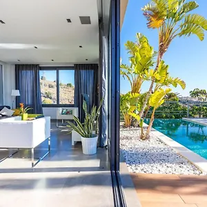 luxury-villa-with-swimming-pool-and-amazing-views.es-andalucia.com/